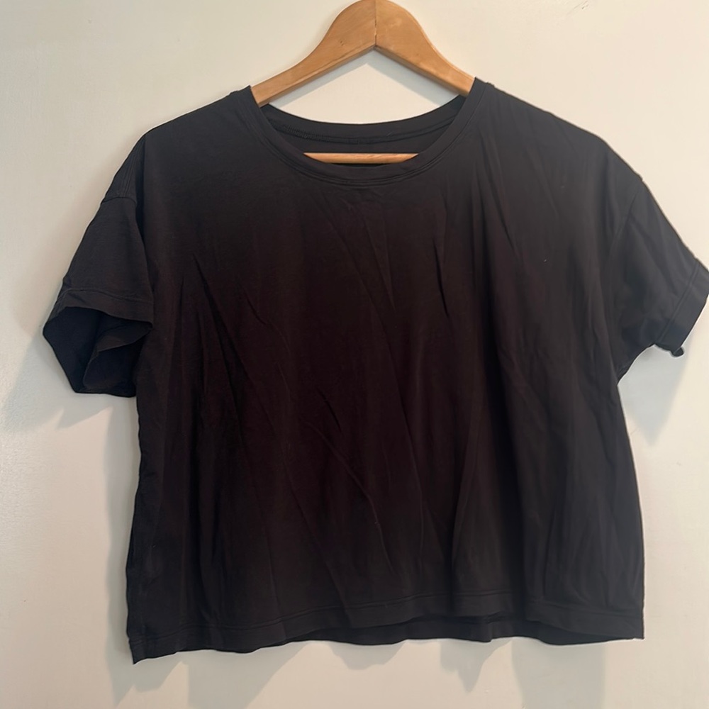 Black lululemon crop top
